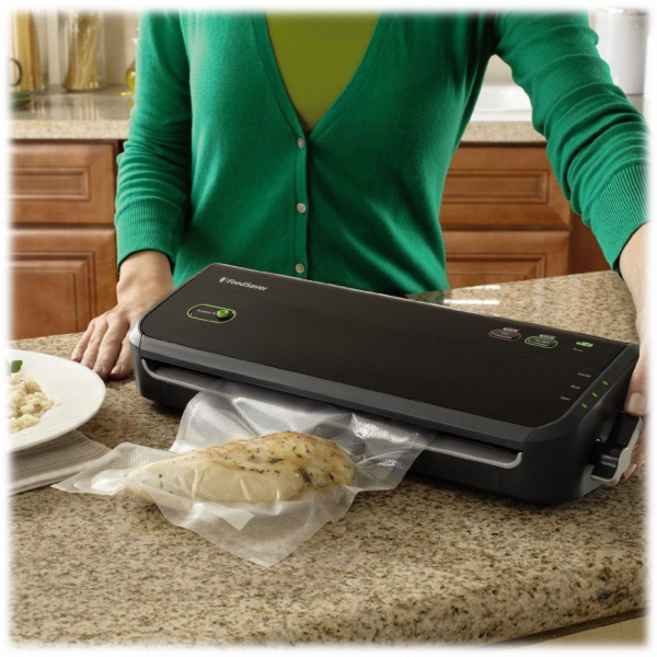 SideDeal: FoodSaver FM2000 Vacuum Sealing System with Starter Kit