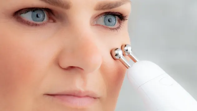 7LS ReSculpt Microcurrent Light Therapy Facial Device