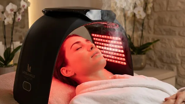 Latoua Mille Multi-Layer Superpower LED Skin Care Device with Serum