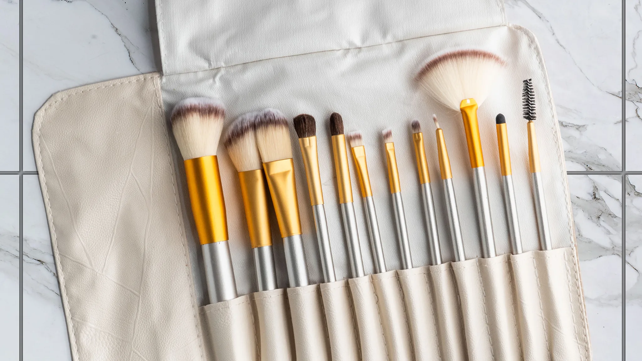 Set de 12 Brochas de Maquillaje Studio con Estuche de Viaje
