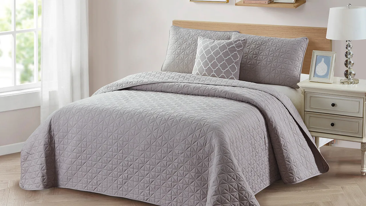 Bibb Home 4-Piece Solid Quilt & Embroidered Cushion Set
