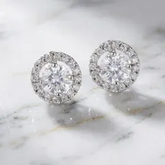 Ice by Jardin Aretes Stud Halo de Circonia Cúbica Redonda 3.0 Quilates TW