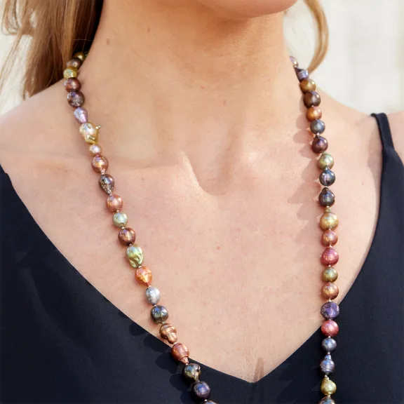 Savvy Cie Collar de Perlas Barrocas Grandes en Tonos Tierra