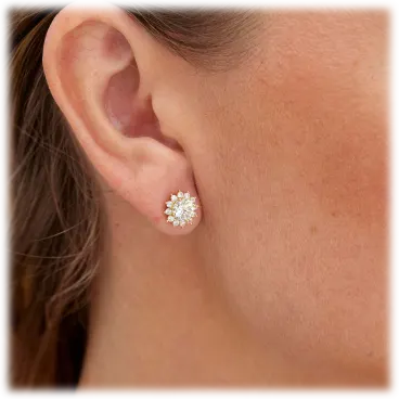 Savvy Cie Aretes de Tuerca con Halo de Moissanita TW de 2.0