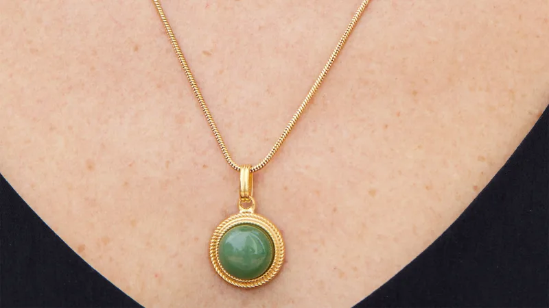 Savvy Cie Collar de Aventurina con Moneda Grande Acuñada