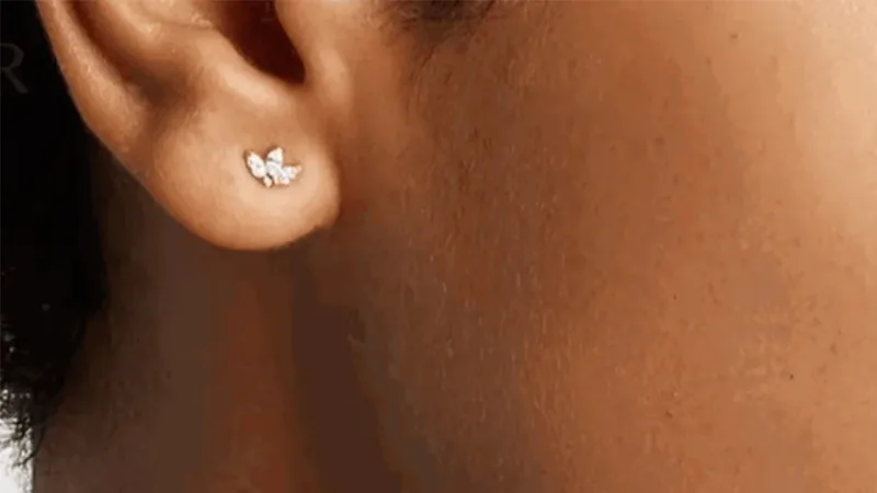 Hollywood Sensation Aretes Solis de Circonia cúbica en Flor Dorada