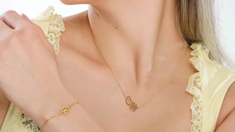 Hollywood Sensation Aretes De Botón Con Diseño De Huella