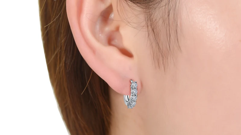 Genevive Aretes Huggie con Diamante Simulado
