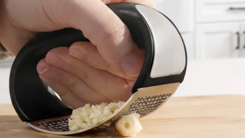 Cheer Collection Garlic Press Rocker Set