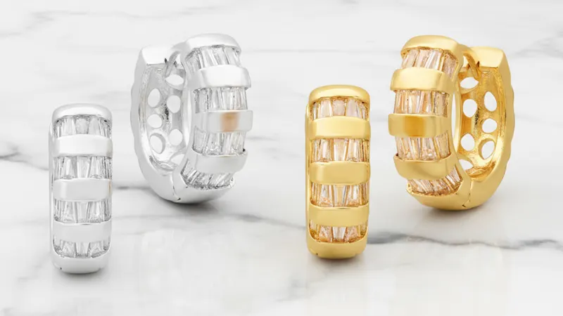 Steeltime 2 Aros Huggie de Latón con Diamantes Simulados Baguette