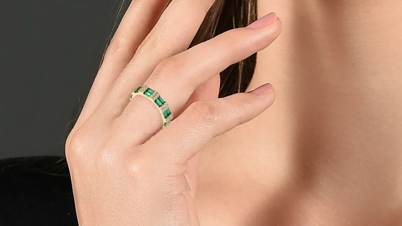 Rachel Glauber Anillo Eternidad Doble Banda Esmeralda y Circonia