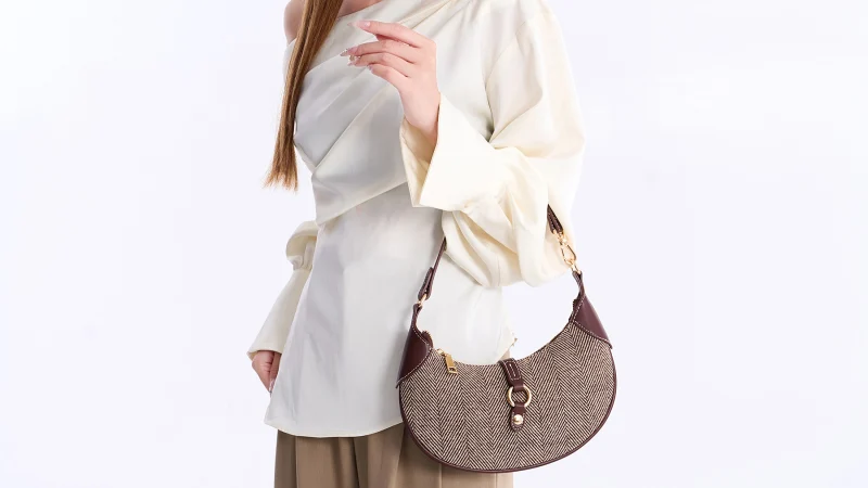 MKF Collection Mire Half Moon Bolso con Diseño Espiga de Mia K