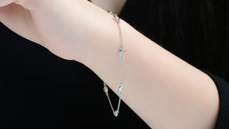 Rachel Glauber Pulsera con Eslabones Circulares y Detalles Chapado en Oro Blanco