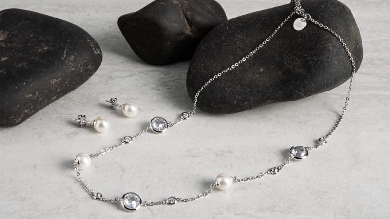 The 18" Pearl and Cubic Zirconia Accent Jewelry Set