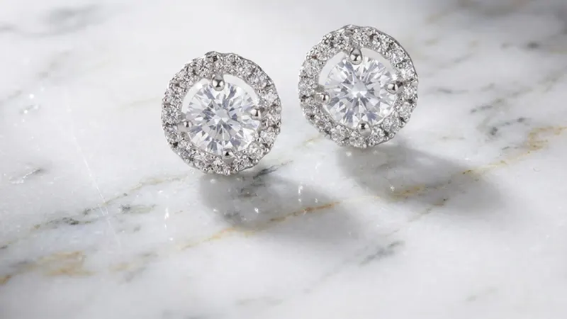 Ice by Jardin Aretes Stud Halo de Circonia Cúbica Redonda 3.0 Quilates TW