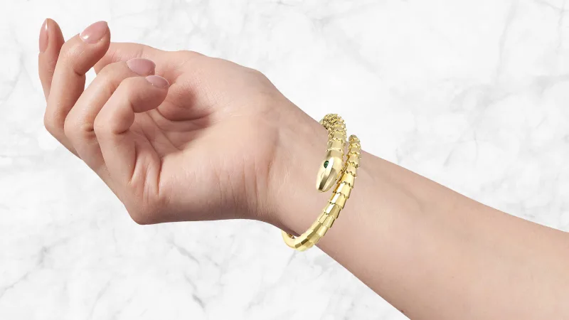 Rachel Glauber Pulsera Tipo Bypass de Serpiente Enrollada con Esmeralda Simulada