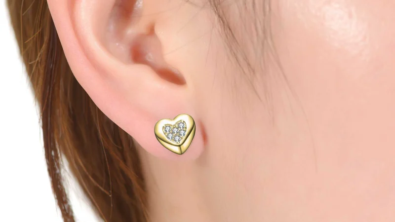 Rachel Glauber Aretes Stud Corazón con Circonia Cúbica
