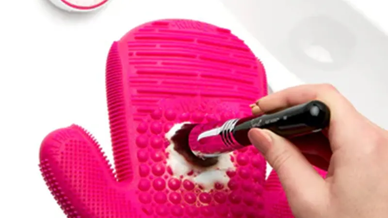 The Double Thumb Brush Cleaning Glove