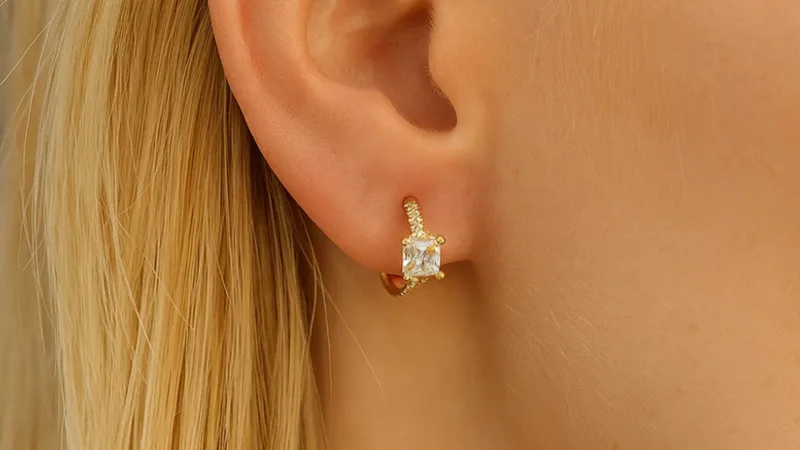 Hollywood Sensation Lila Aretes Aros Huggie Corte Cuadrado