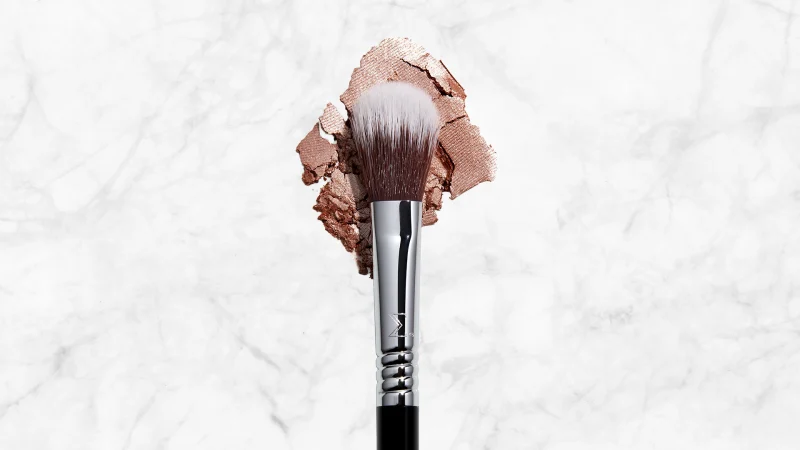 The Cheekbone Defining Highlighter Brush