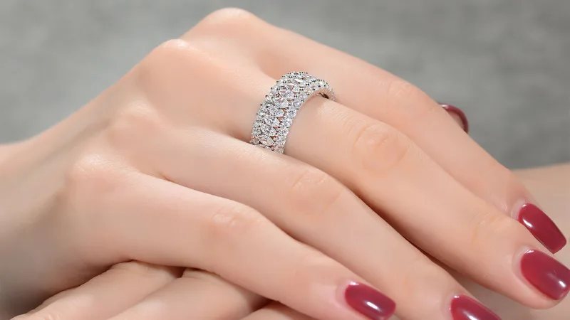Genevive Flawless Anillo de Eternidad Redondo Bañado en Rodio
