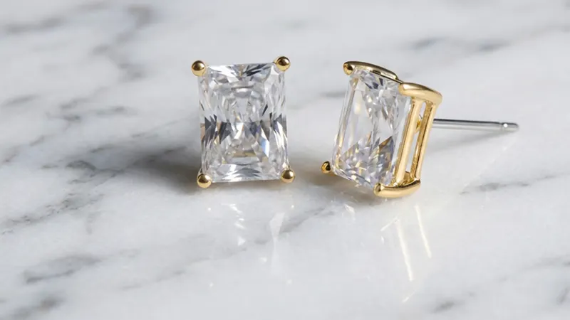 Ice by Jardin Aretes Stud de Circonia Cúbica Corte Esmeralda 2.8 Quilates TW