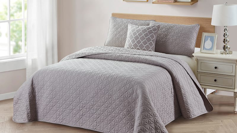 Bibb Home 4-Piece Solid Quilt & Embroidered Cushion Set