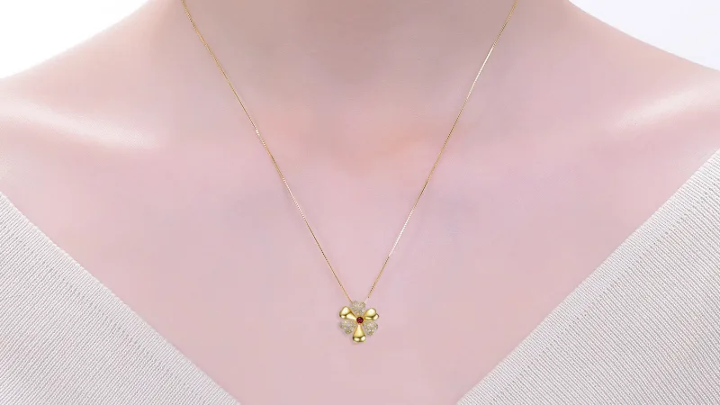 Rachel Glauber Collar con Colgante de Flor con Diamantes Simulados Pavé y Rubí
