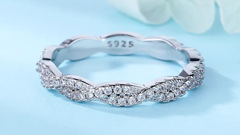 Rose And Lilly Anillo de Banda Retorcida en Plata Esterlina con Cristales