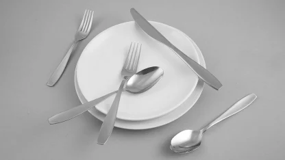 Cambridge Tyrus Satin Mirror 89-Piece Flatware Set