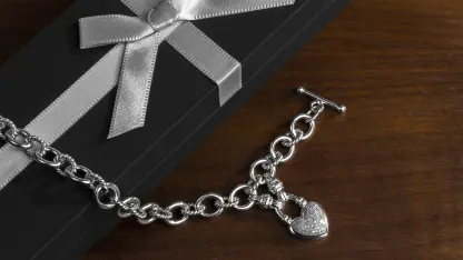 Diamond Muse 1/4 Carat TW Diamond Heart Toggle Bracelet