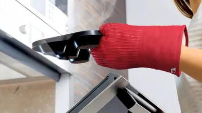 Big Red House 2-Piece Heat-Resistant Oven Mitts