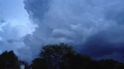 A thunderstorm is rolling in:
