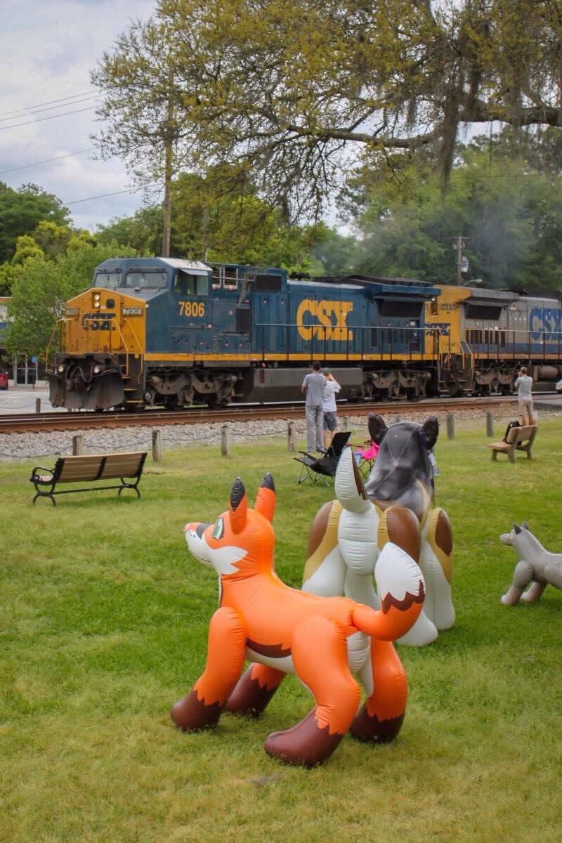 Fenris, Nate, and Balto watching now-retired C40-8Ws