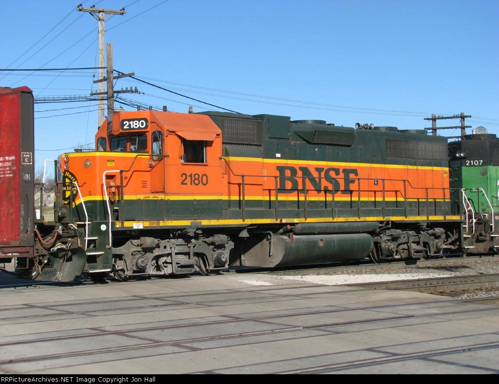 BNSF EMD GP38 2180