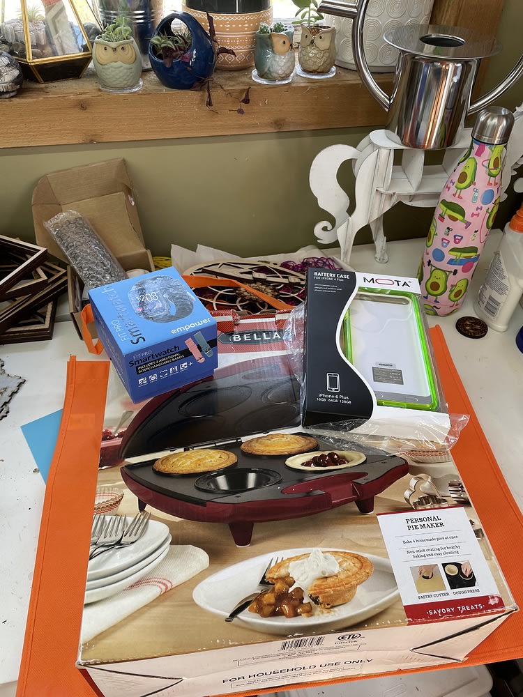 don't mins my messy workstation!