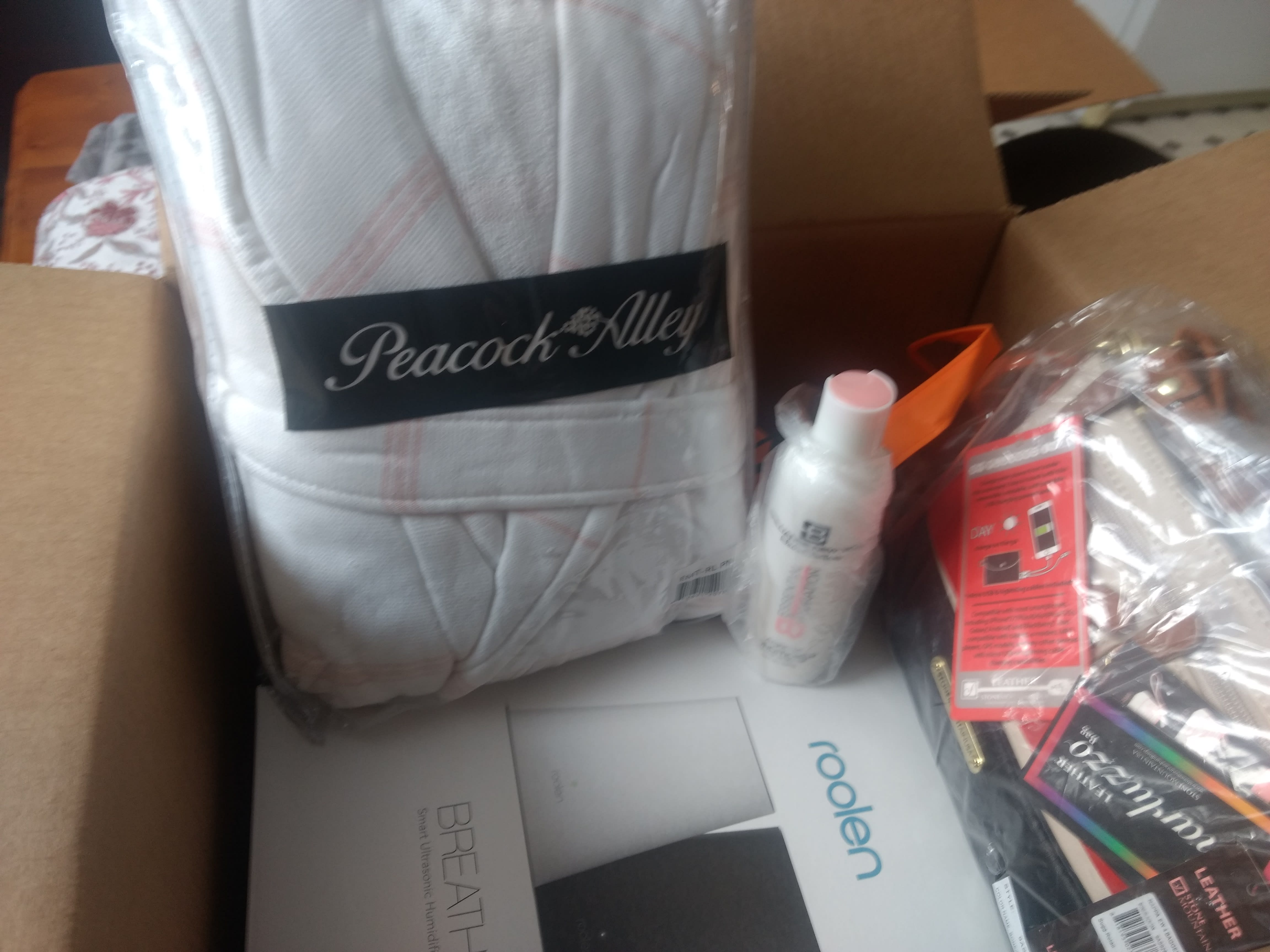 Box of mediocrity. Nothing worth keeping, aside from the tote bag: size L cotton robe with peach stripes, purse with battery pack, argan(e) oil conditioner, and "smart" humidifier that doesn't integrate with anything. Wife and kids just want it to disappear. My prior IRK was similarly useless. 