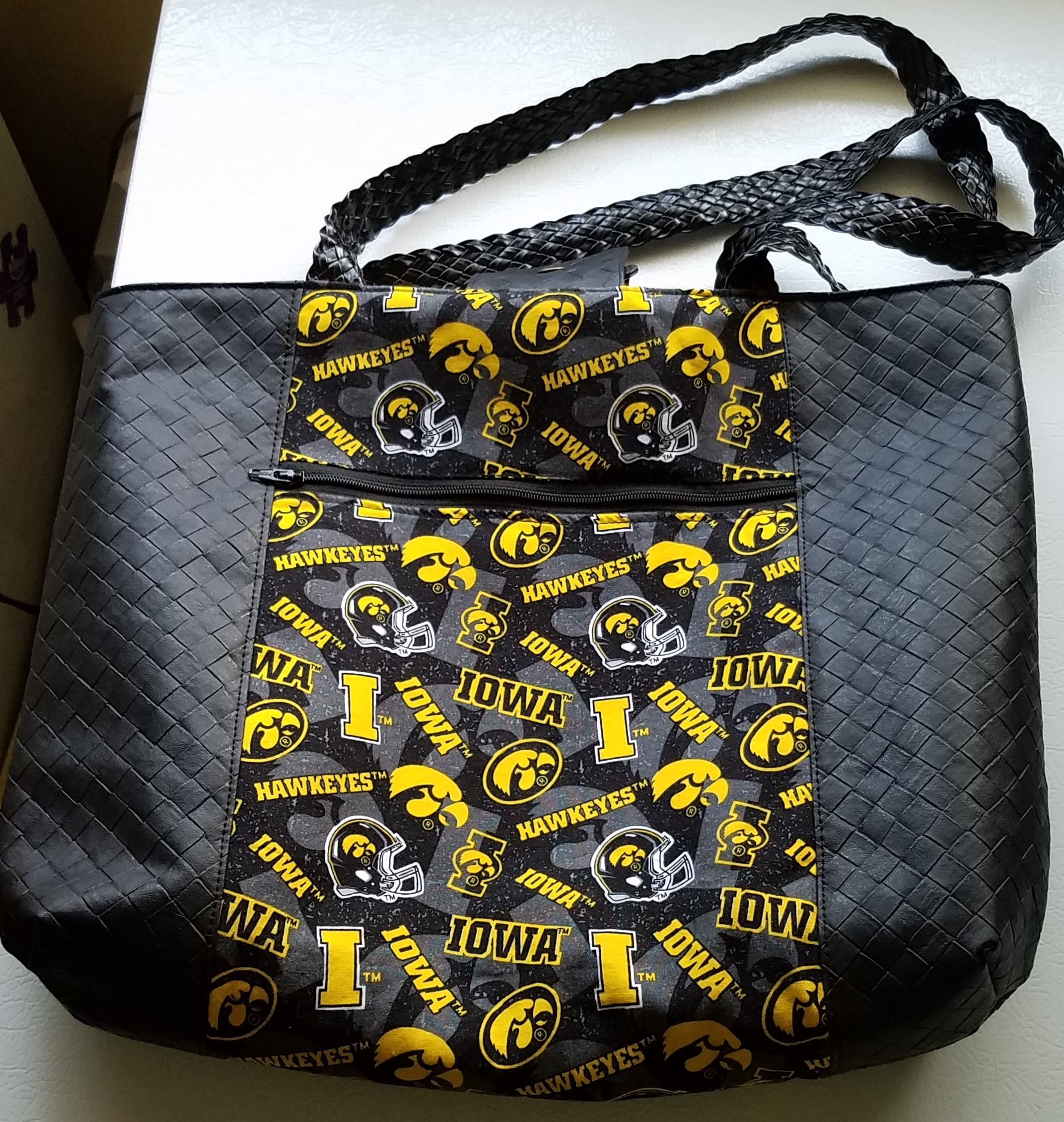 Iowa Hawkeyes purse exterior