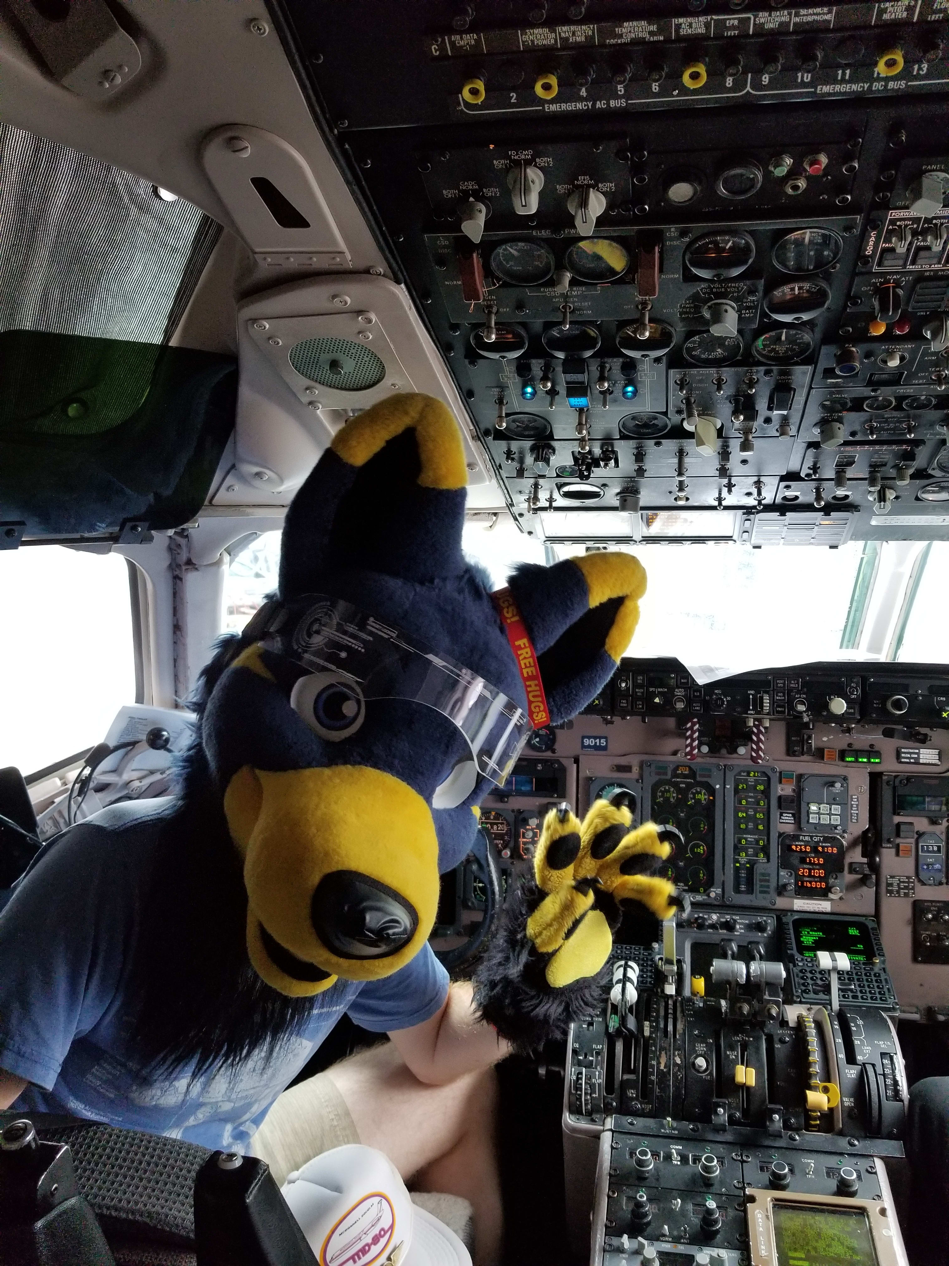 Cockpit of Delta MD-88 N915DE
