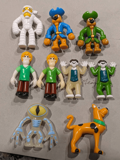 some small scooby-doo figures