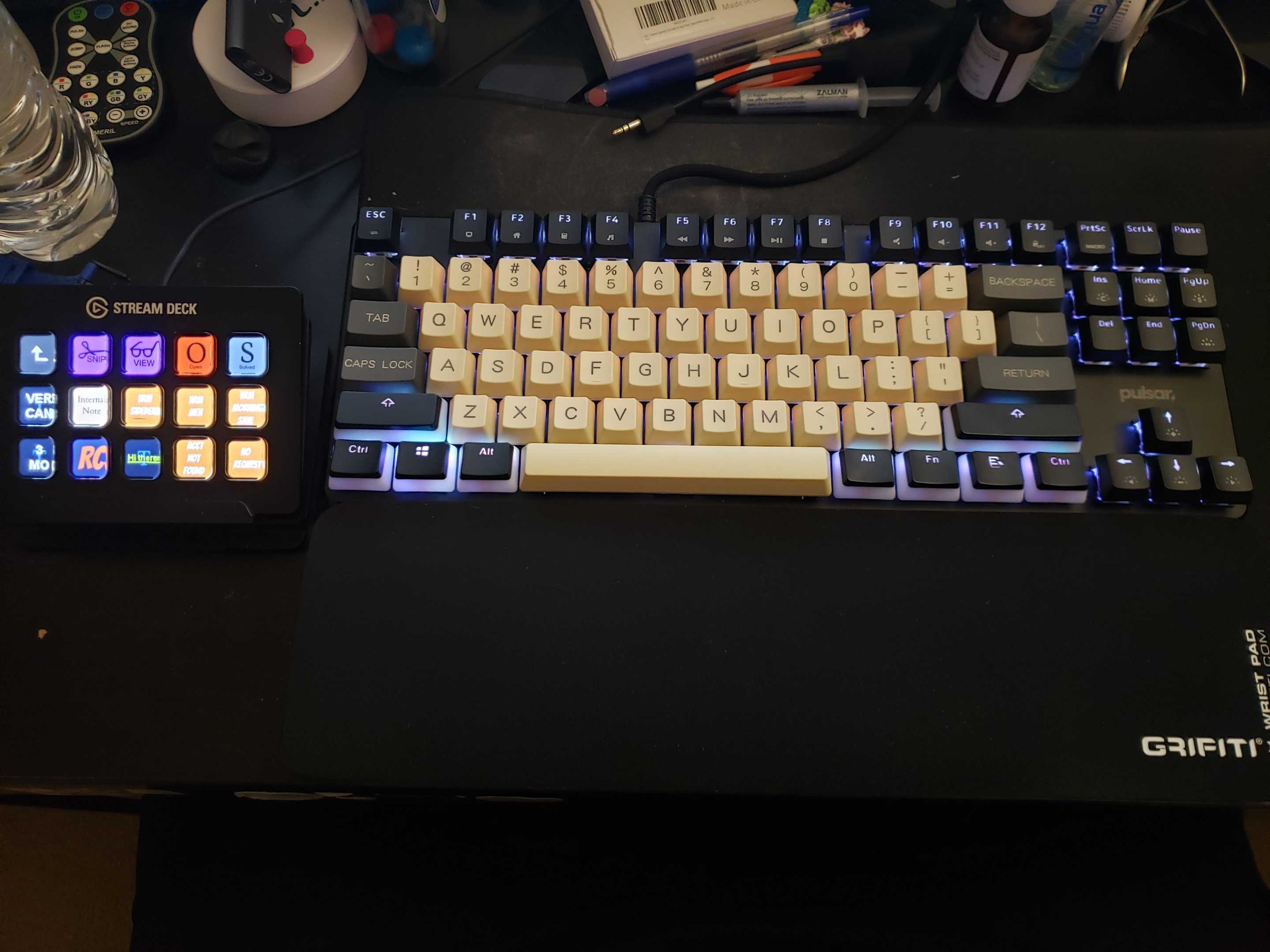 Pulsar TKL kb, retro caps, Otemu o-inged Red Linear keyswitches for typing field, Otemu Blue for the F-row and directional buttons. Pudding Cap perimeter buttons for height.