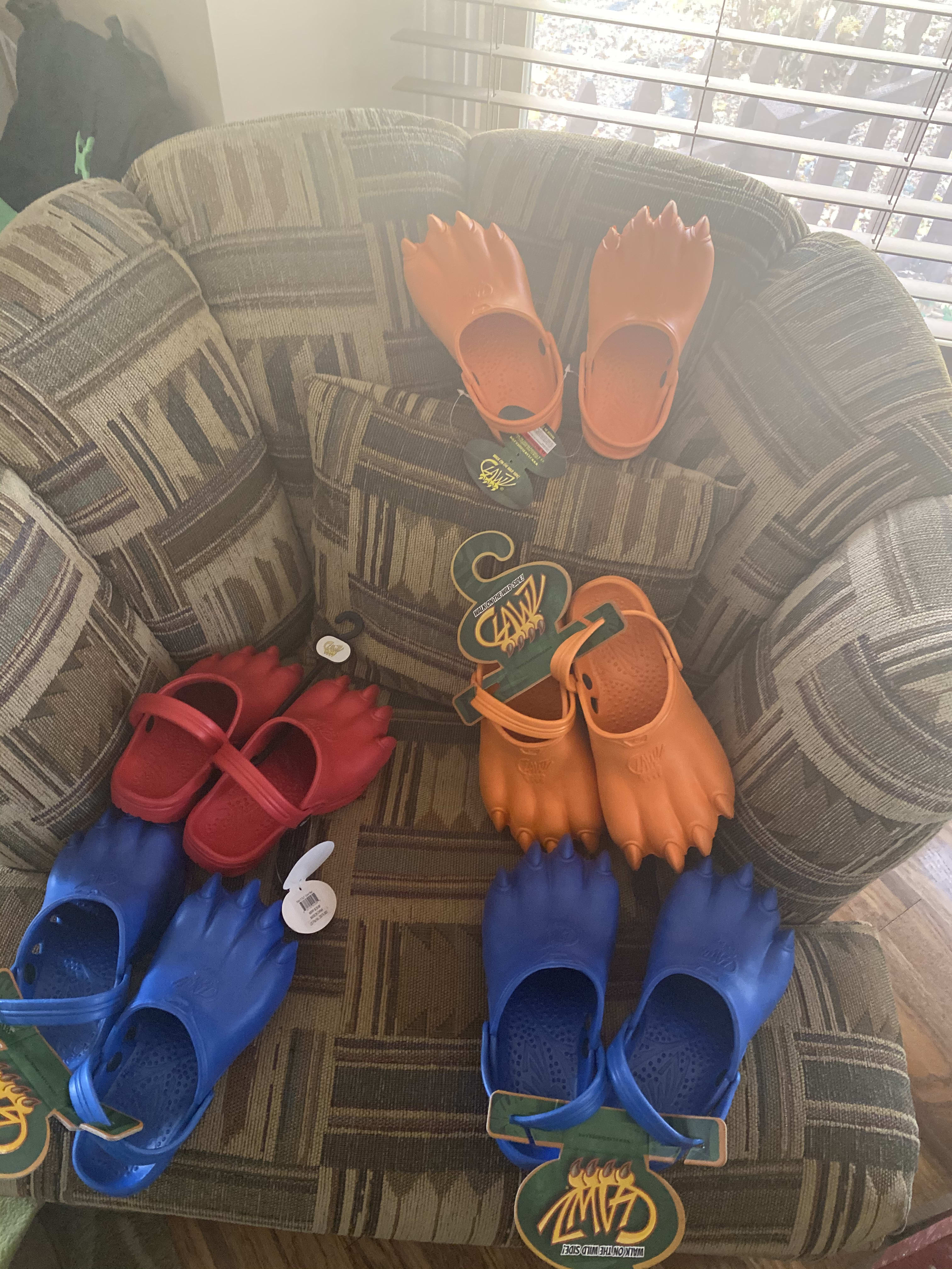 So many claws!!!  None of them white 😭