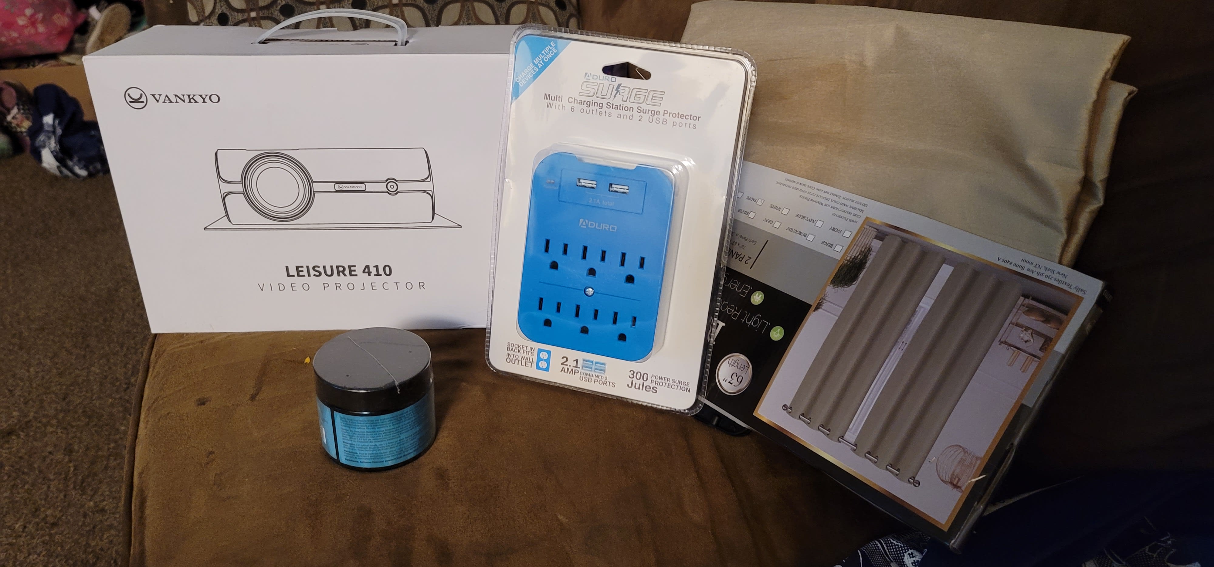 Got mine in today.
got a projector
teeth whitening powder
wall outlet surge protector
blackout curtains
and a blue bag
Pretty good haul this time. no regret this time