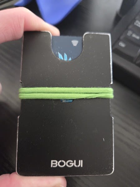 Actully an ex's hairband, that color is not black so it can't me mine.