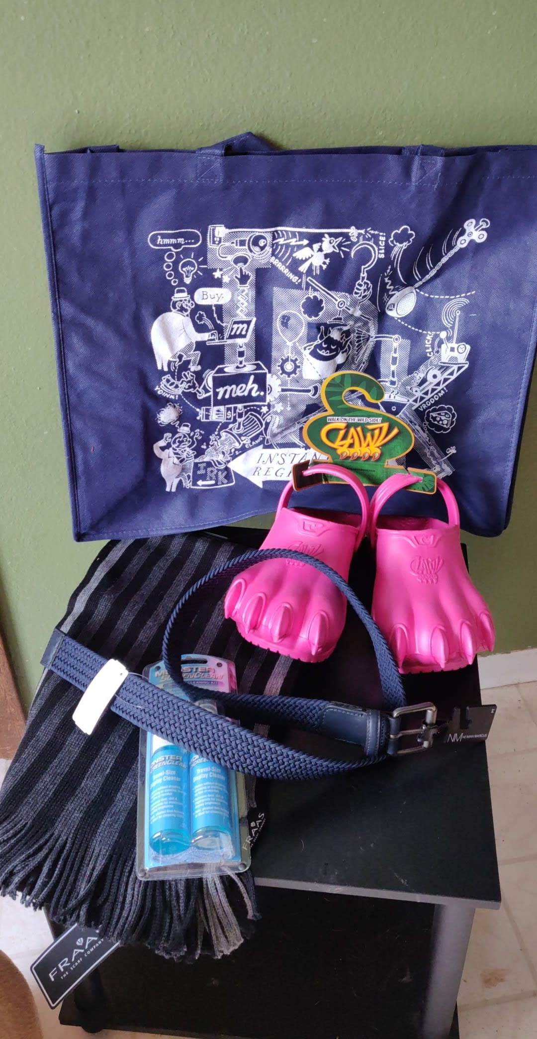 blue beltBlack scarfMonster cleaning kitPink clawsVery meh! 