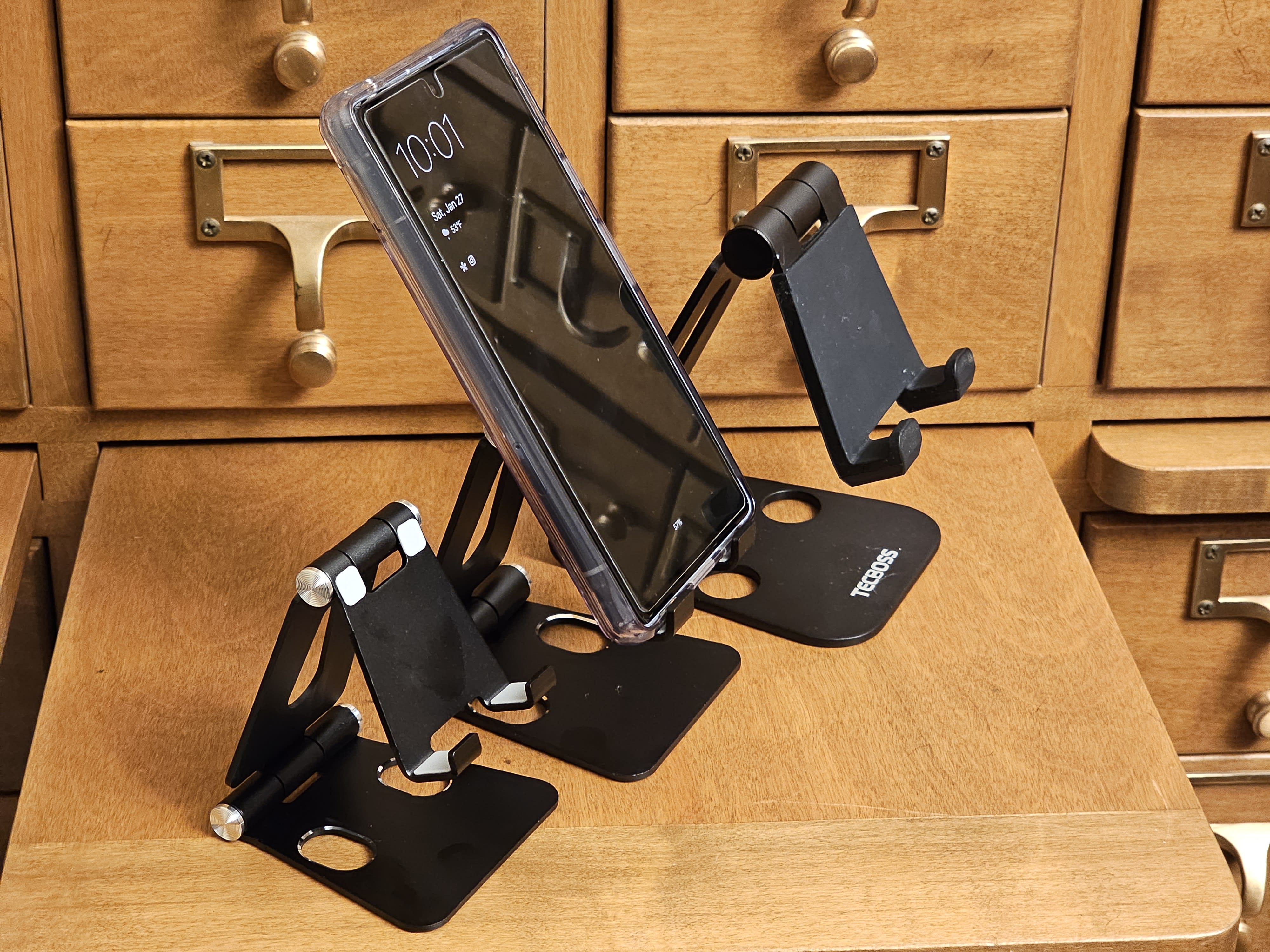 phone stands and Pixel 7a
