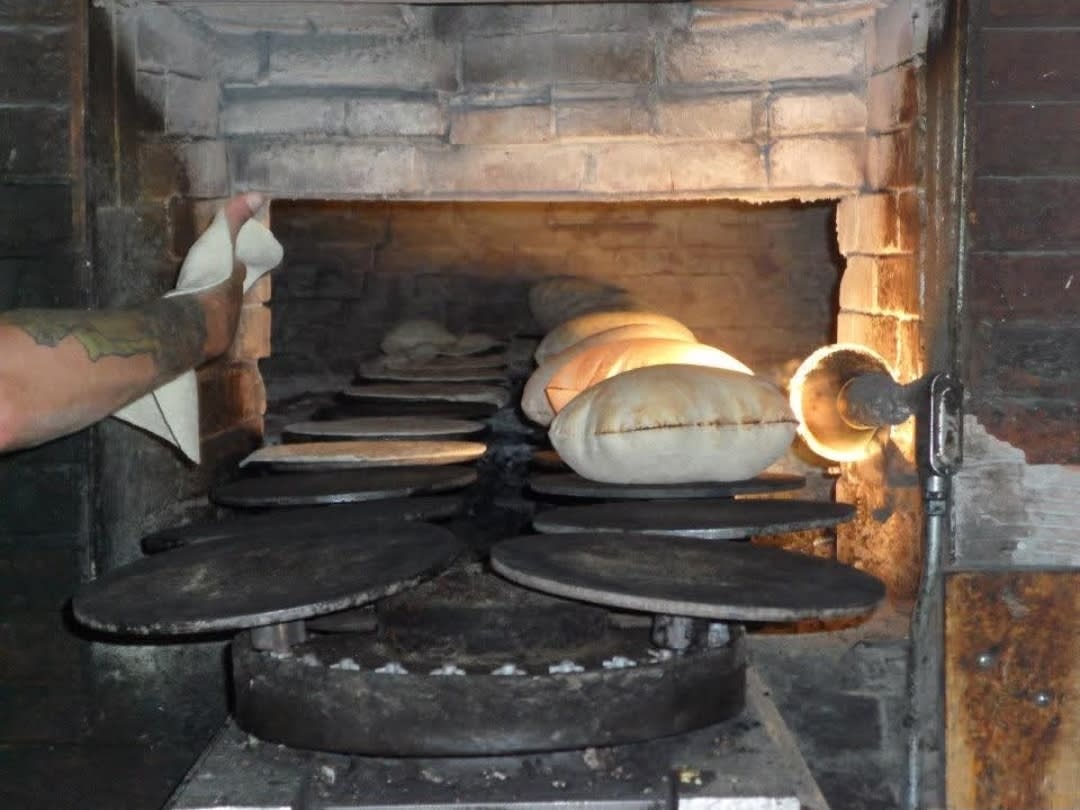 The picture didn't go through on the other post. Mouth watering fresh syrian bread, YUM! 😋