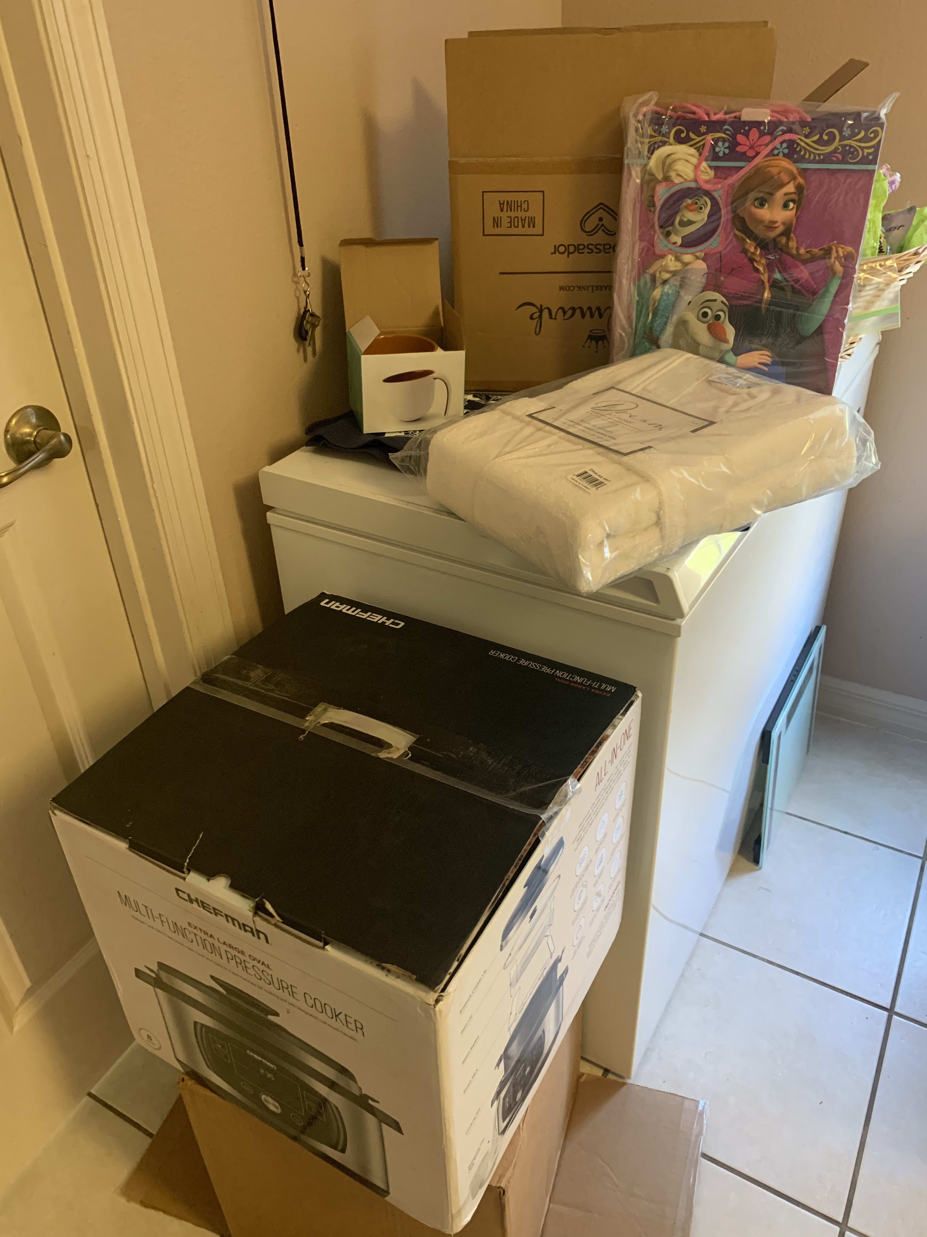 pressure cooker, mug, gift bags, bath