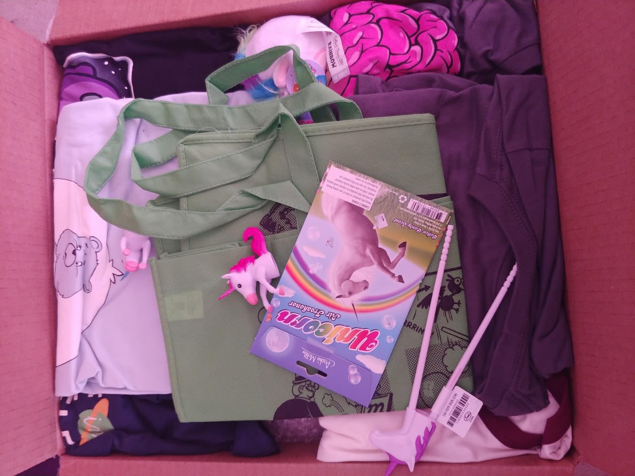 Open the box and it is a green bag, yay!  A few unicorn items too, finger puppets, air freshener, squishy, unicorn horn, and a plastic toy unicorn