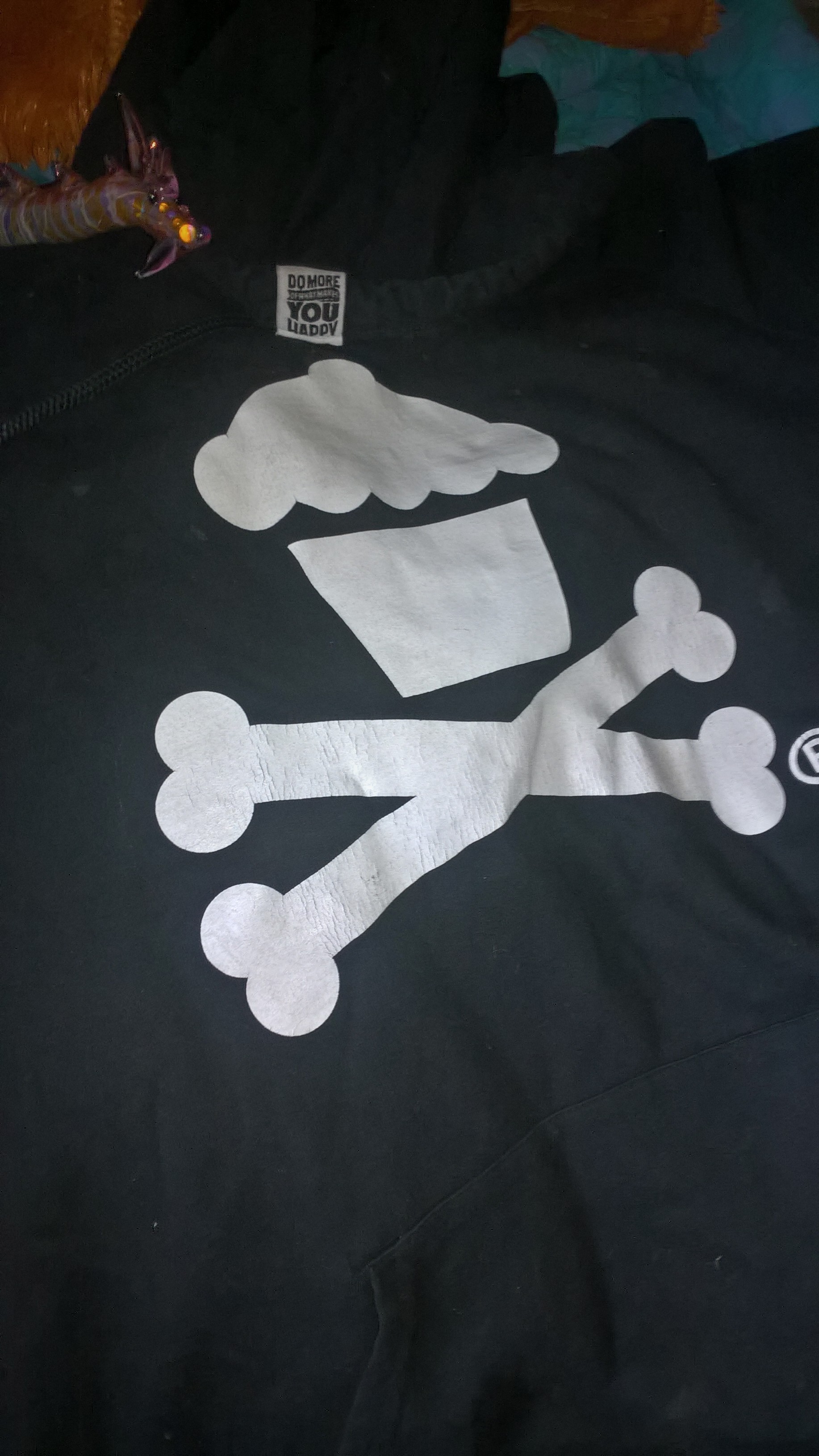 https://johnnycupcakes.com/collections/all/products/classic-crossbones-pullover?variant=279213768